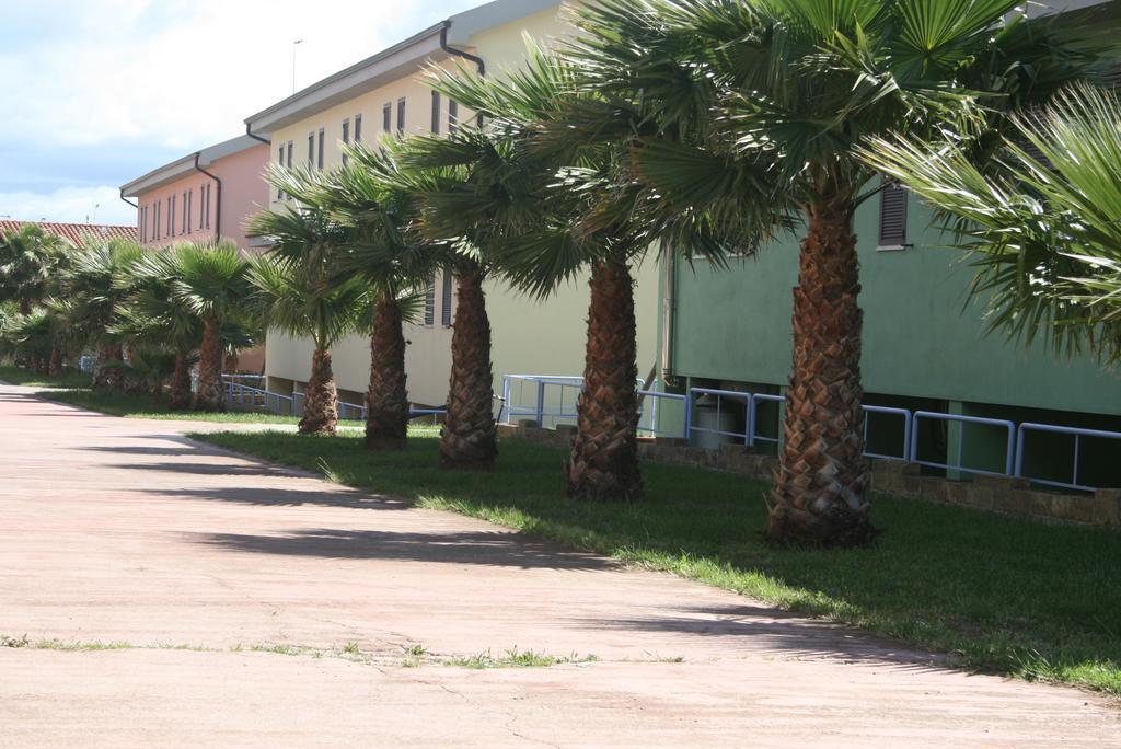 Baia Dei Canonici Aparthotel Villaggio Le Rocelle Exterior photo