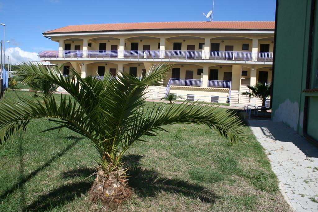 Baia Dei Canonici Aparthotel Villaggio Le Rocelle Exterior photo