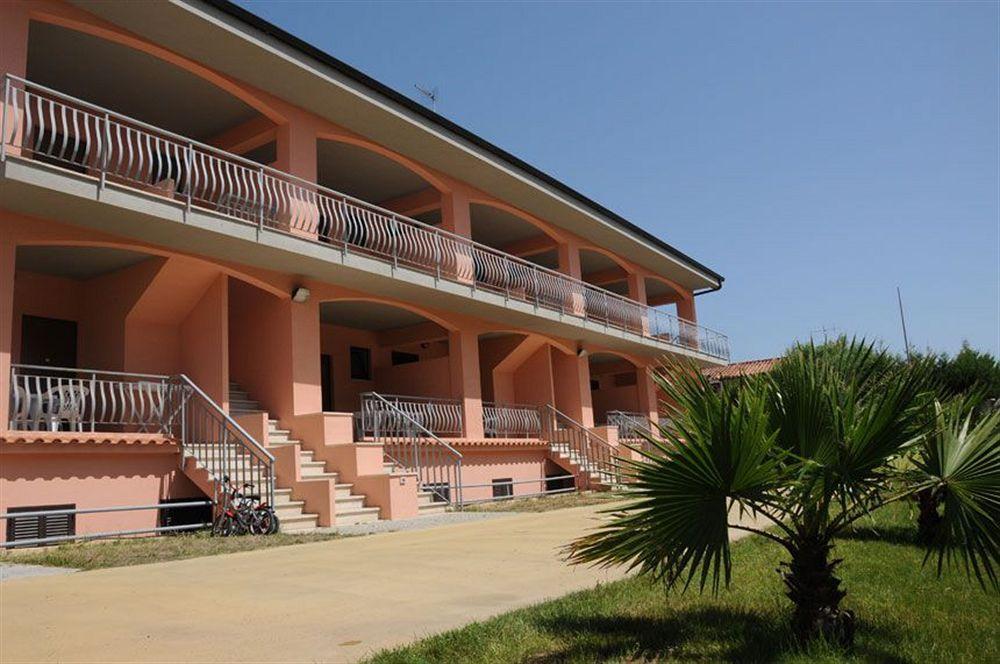 Baia Dei Canonici Aparthotel Villaggio Le Rocelle Exterior photo