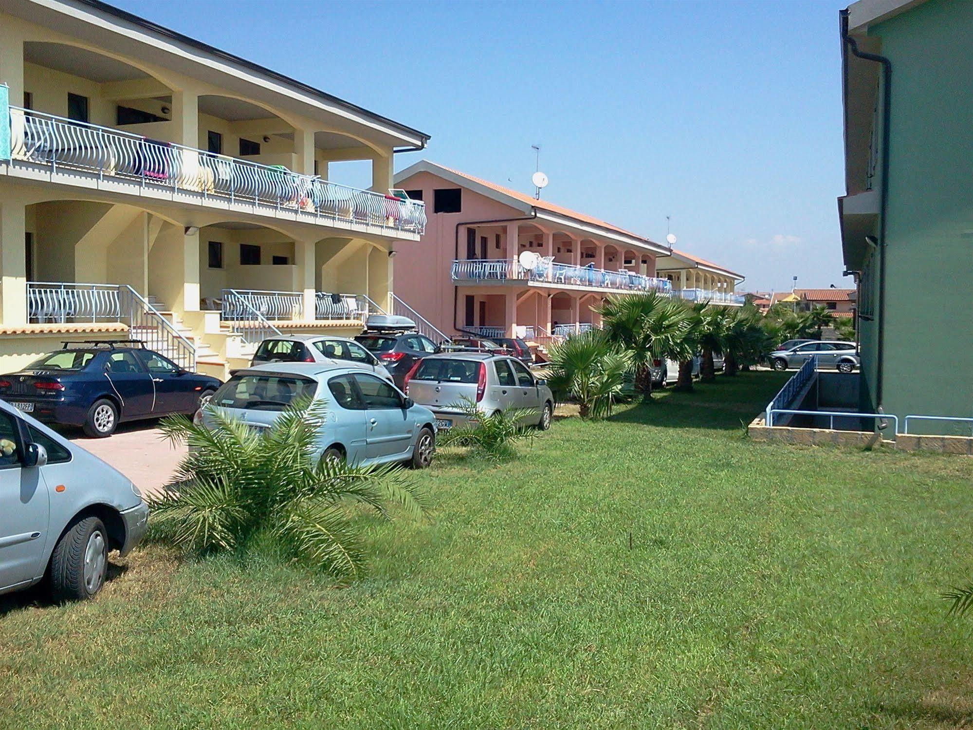 Baia Dei Canonici Aparthotel Villaggio Le Rocelle Exterior photo